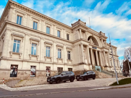 deux voitures de chauffeurs prives devant un hotel batcheditor fotor